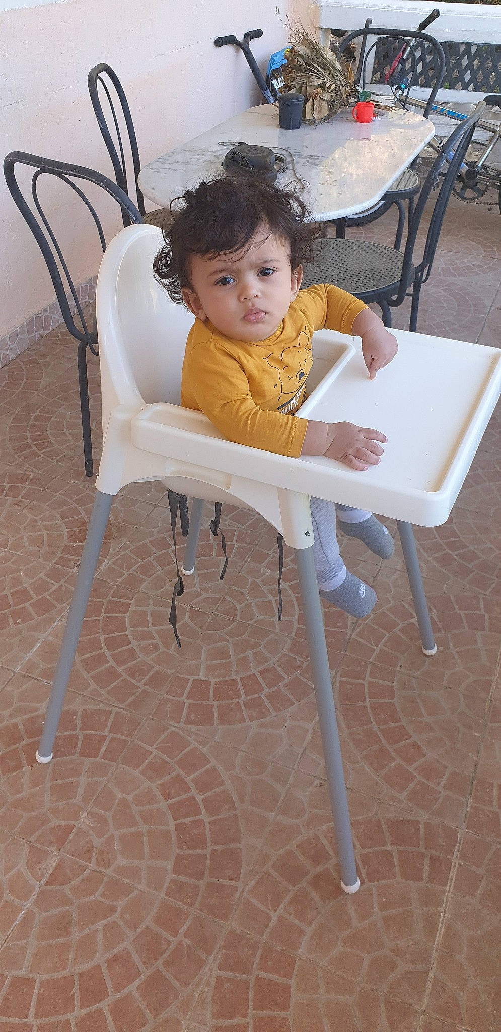 Jessim participe au concours pour gagner de l'argent avec cette photo : chair, child, furniture, leg, person, sitting, table