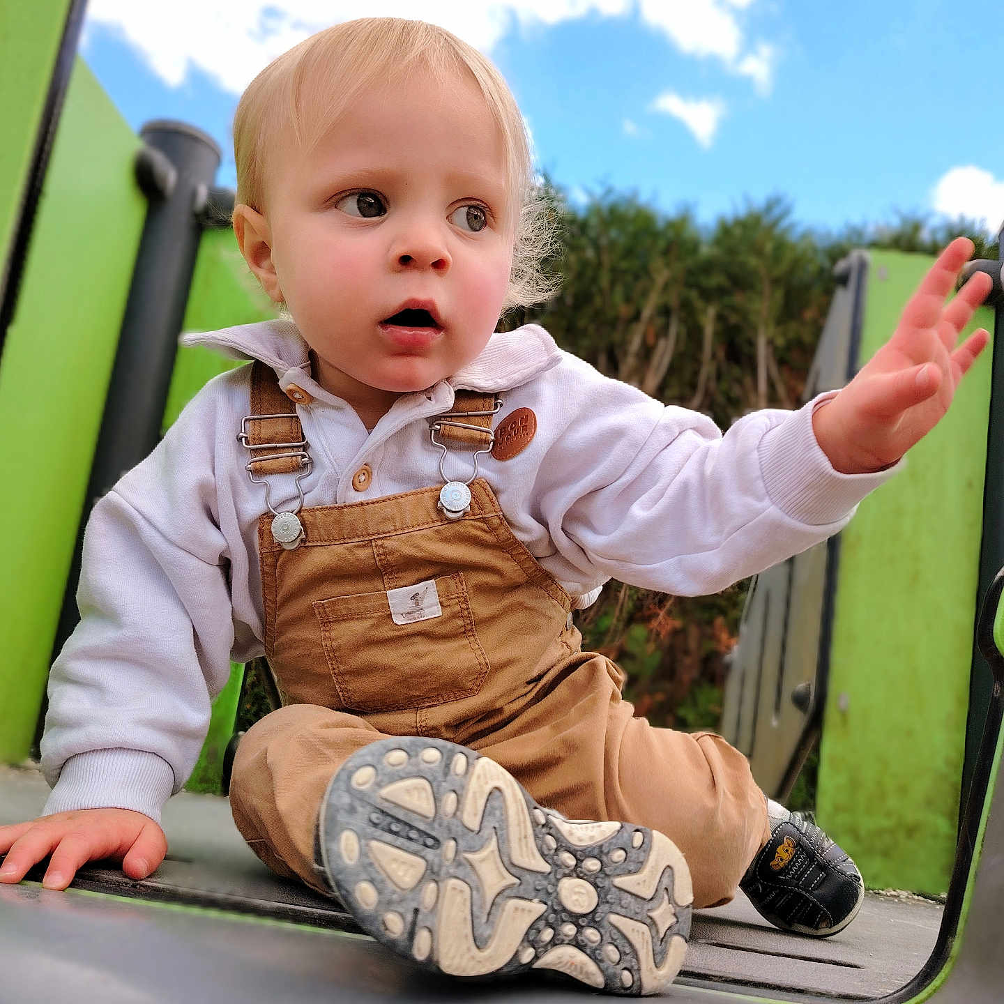 Samuel a rejoint le concours — aidez-le/la à gagner de superbes lots ! baby, bodypart, clothing, face, finger, footwear, hand, head, outdoorplayarea, outdoors, pants, person, photography, playarea, portrait, shoe, sitting, sneaker, toy, wood