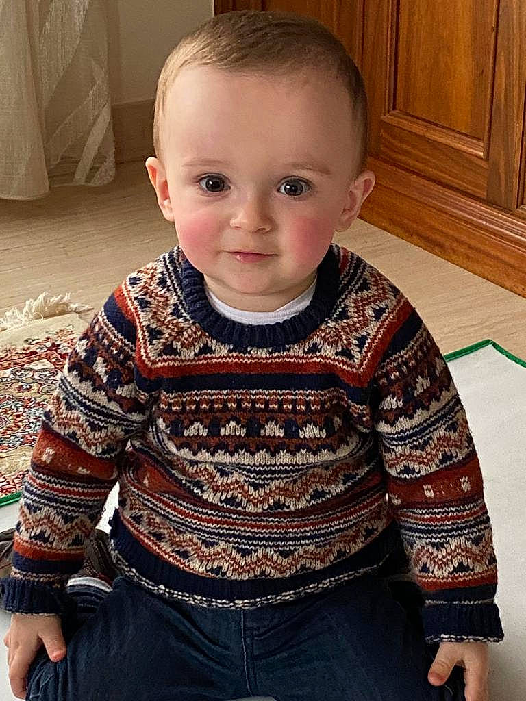 Mateo a rejoint le concours — aidez-le/la à gagner de superbes lots ! baby_toddler_clothing, cheek, child, cool, face, flooring, hairstyle, head, iris, jeans, joy, mammal, neck, nose, organ, person, skin, sleeve, smile, standing