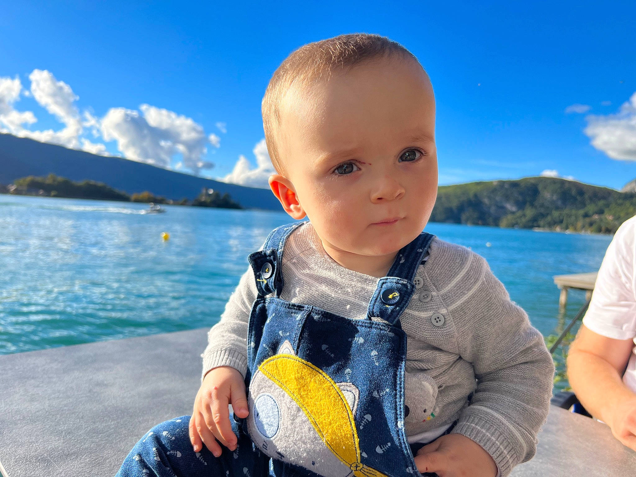 Mateo participe au concours pour gagner de l'argent avec cette photo : azure, baby, baby_toddler_clothing, beach, blue, child, cloud, electric_blue, fun, happy, lake, leisure, lifejacket, person, personal_protective_equipment, recreation, sky, sleeve, toddler, travel