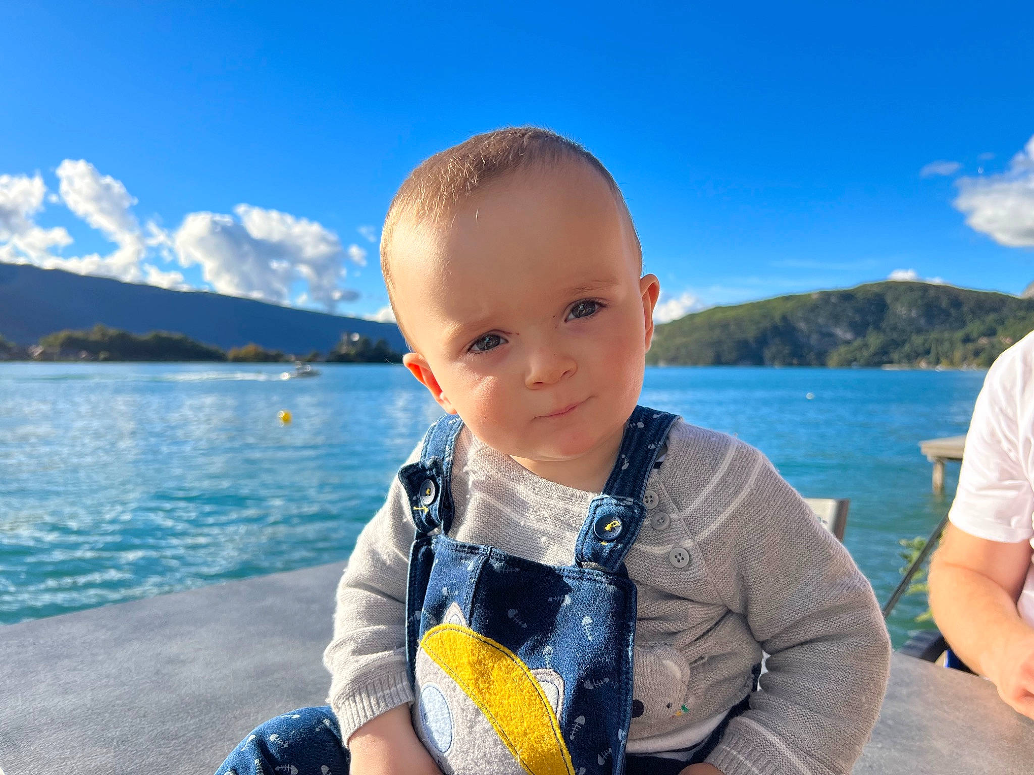 Mateo participe au concours pour gagner de l'argent avec cette photo : baby, baby_toddler_clothing, blue, child, cloud, electric_blue, fun, happy, lake, leisure, lifejacket, mountain, ocean, person, personal_protective_equipment, recreation, sky, t_shirt, toddler, travel