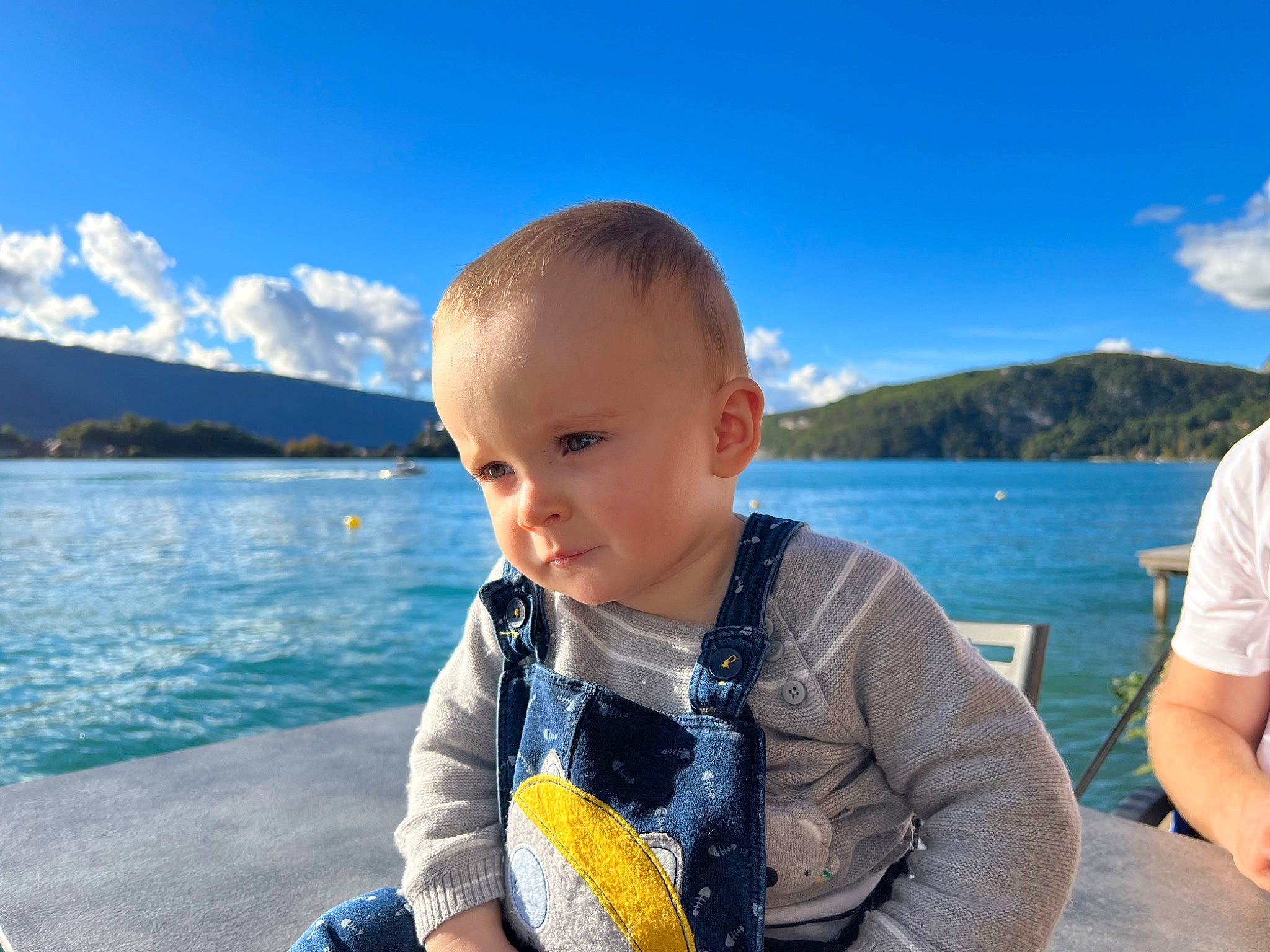 Mateo participe au concours pour gagner de l'argent avec cette photo : azure, baby, baby_toddler_clothing, blue, child, cloud, daytime, electric_blue, fun, happy, lake, leisure, mountain, ocean, person, personal_protective_equipment, recreation, sky, toddler, travel