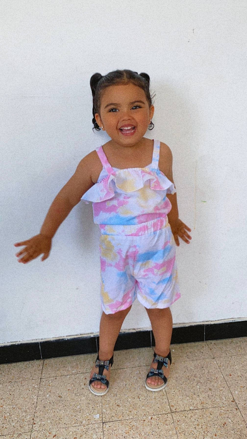 Aliya a rejoint le concours — aidez-le/la à gagner de superbes lots ! baby_toddler_clothing, child, day_dress, electric_blue, face, fashion_design, happy, head, human_body, human_leg, joy, leisure, magenta, neck, pattern, person, sandal, shoulder, sleeve, smile