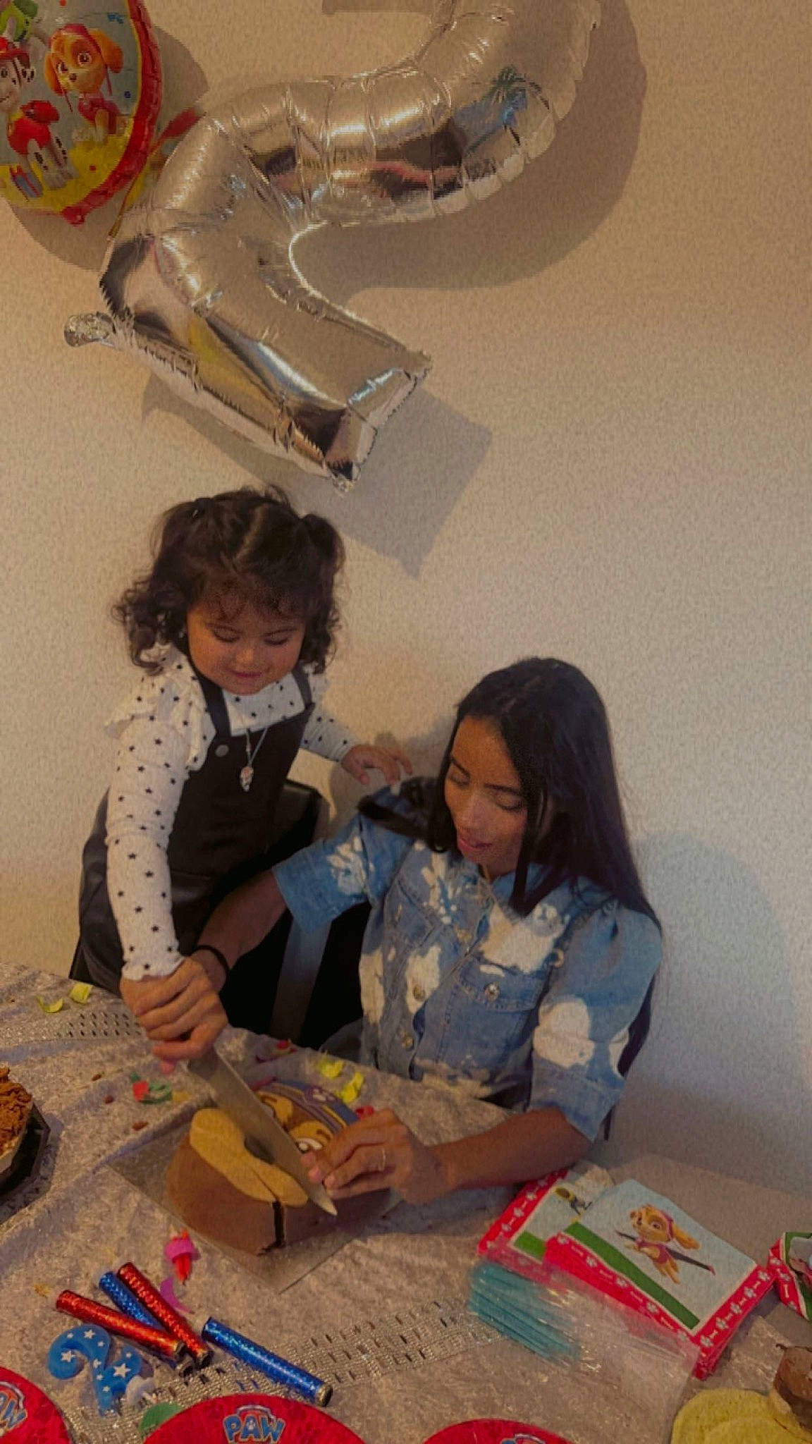 Aliya a rejoint le concours — aidez-le/la à gagner de superbes lots ! art, box, child, event, flooring, fun, happy, holiday, illustration, joy, learning, pattern, person, play, room, sharing, sitting, toddler, visual_arts