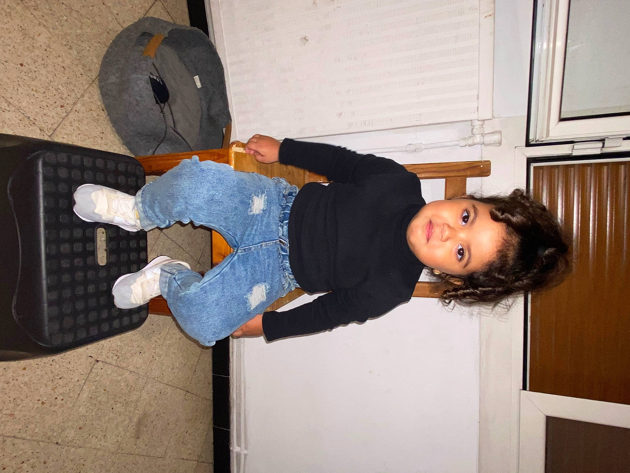 Aliya participe au concours pour gagner de l'argent avec cette photo : child, comfort, denim, elbow, flooring, fun, hat, hip, human_leg, joint, joy, knee, leg, person, room, shoulder, sitting, sportswear, t_shirt, thigh