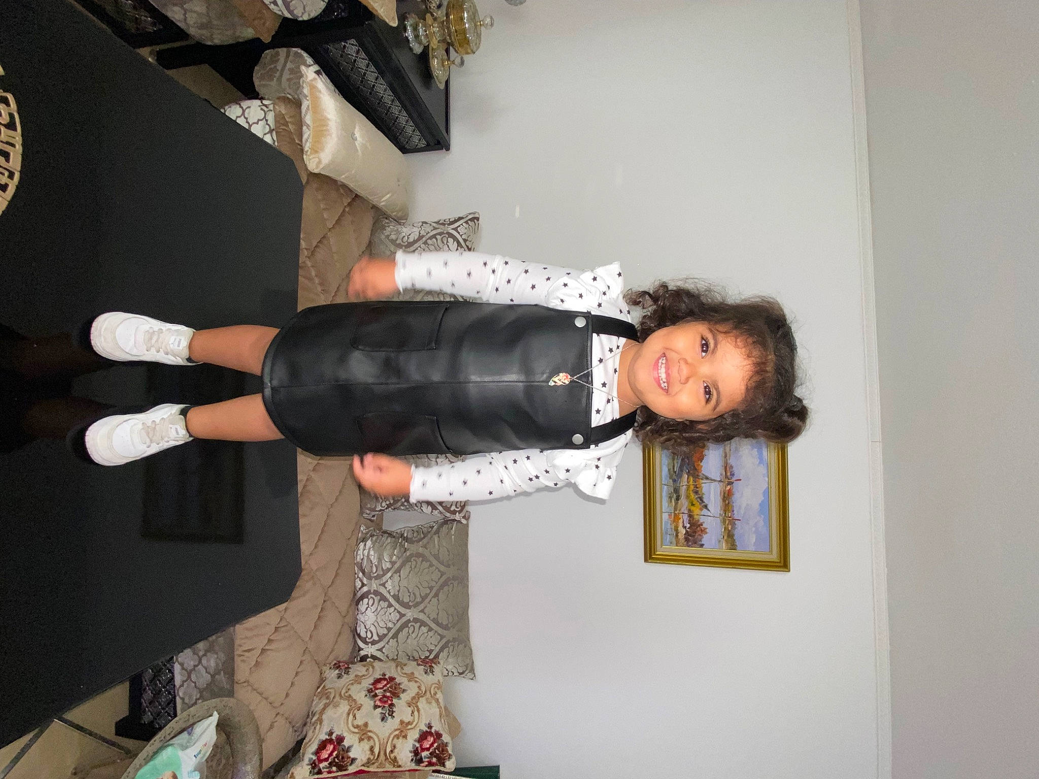 Aliya a rejoint le concours — aidez-le/la à gagner de superbes lots ! event, fashion_design, fun, gesture, joy, person, room, sleeve, smile, sock, thigh, thumb, wrist