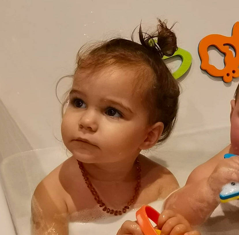 Laure a rejoint le concours — aidez-le/la à gagner de superbes lots ! arm, baby, baby_bathing, bathing, cheek, ear, eyebrow, eyelash, finger, gesture, hand, happy, iris, lip, mouth, neck, nose, person, product, skin