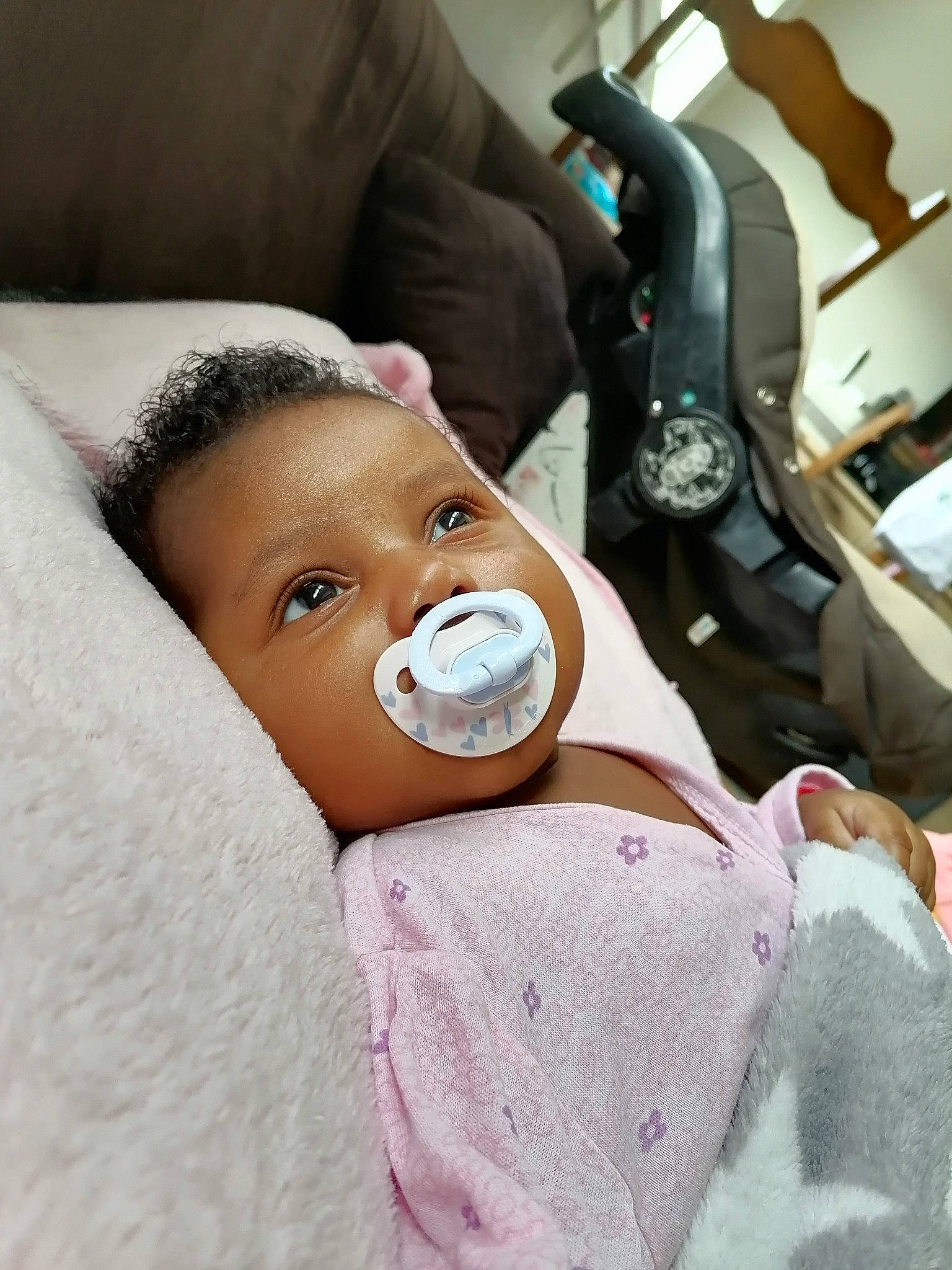 Tessia participe au concours pour gagner de l'argent avec cette photo : baby, baby_sleeping, baby_toddler_clothing, car_seat, cheek, child, comfort, ear, electronic_device, eyebrow, eyelash, finger, hairstyle, health_care, nail, nose, person, product, seat_belt, skin