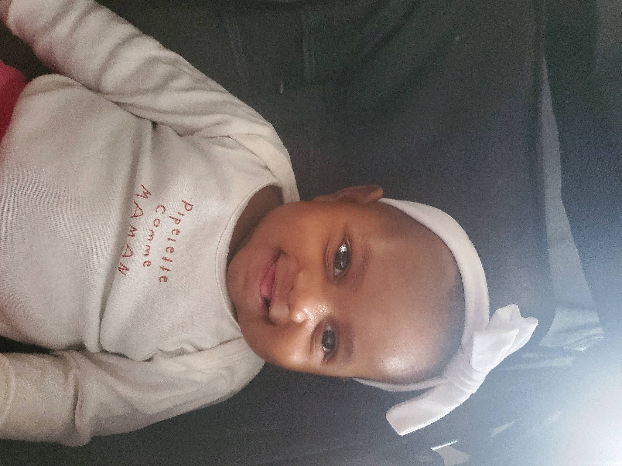 Tessia a rejoint le concours — aidez-le/la à gagner de superbes lots ! baby, baby_products, baby_toddler_clothing, cheek, child, comfort, ear, eye, eyelash, flash_photography, happy, hat, iris, joy, lip, nose, person, portrait_photography, room, sleeve