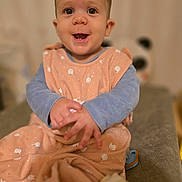 Louna participe au concours pour gagner de l'argent avec cette photo : baby, smiling, child, infant, cute, portrait, indoors, couch, clothing, bunny_print, blue_sleeves, happy, hands, plush_toy, panda, soft_focus, cozy, seated, person, warm_lighting