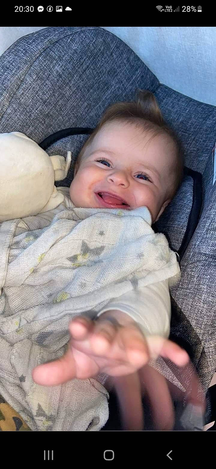 élyo a rejoint le concours — aidez-le/la à gagner de superbes lots ! baby, baby_toddler_clothing, cheek, chest, child, chin, comfort, eye, face, finger, gesture, happy, head, lip, nose, person, skin, smile, textile, thumb