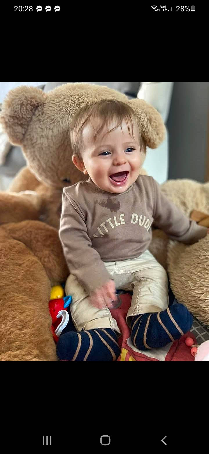 élyo participe au concours pour gagner de l'argent avec cette photo : baby, baby_toddler_clothing, beauty, child, comfort, face, facial_expression, fun, fur, happy, head, mammal, organ, person, play, sitting, skin, sleeve, smile, t_shirt