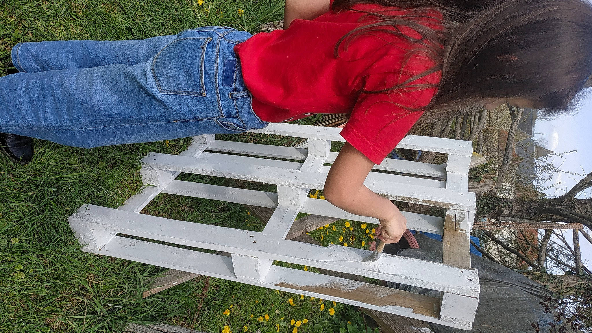 Alice participe au concours pour gagner de l'argent avec cette photo : denim, fun, grass, green, human_leg, leisure, outdoor_bench, outdoor_furniture, people_in_nature, plant, rectangle, red, street_furniture, thigh, tree, white, wood