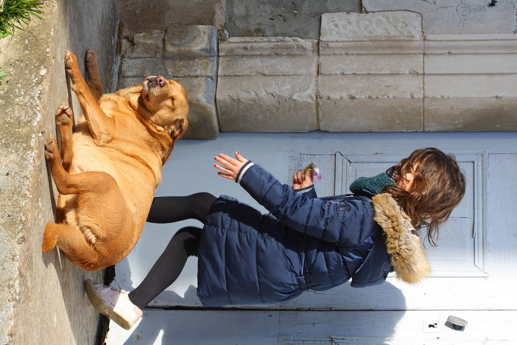 Alice a rejoint le concours — aidez-le/la à gagner de superbes lots ! art, denim, fun, human_leg, knee, leisure, monument, person, sculpture, sitting, statue, street, tourism, vacation