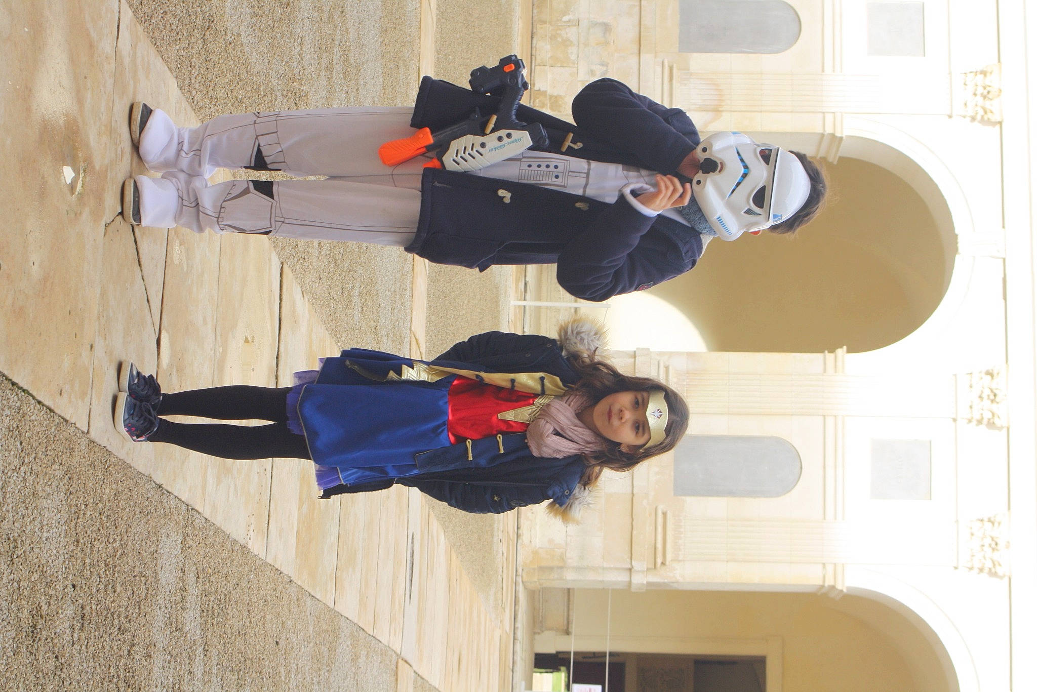 Alice participe au concours pour gagner de l'argent avec cette photo : boot, clothing, composite_material, electric_blue, footwear, hat, headwear, outdoor_shoe, person, shoe, smile, snapshot, sneakers, walking_shoe, window