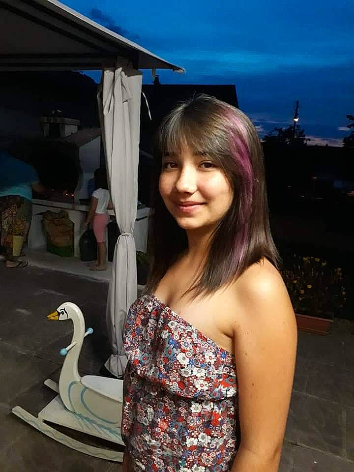 Daniela. M a rejoint le concours — aidez-le/la à gagner de superbes lots ! bird, duck, fawn, fun, joy, long_hair, neck, person, smile, vacation, water_bird