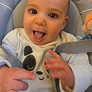 Mickaël a rejoint le concours — aidez-le/la à gagner de superbes lots ! baby, infant, smiling, tongue_out, onesie, panda_design, baby_seat, safety_strap, closeup, big_eyes, hands, plush_toy, soft_texture, cute, portrait, sitting, skin, eyelashes, mouth_open, cozy