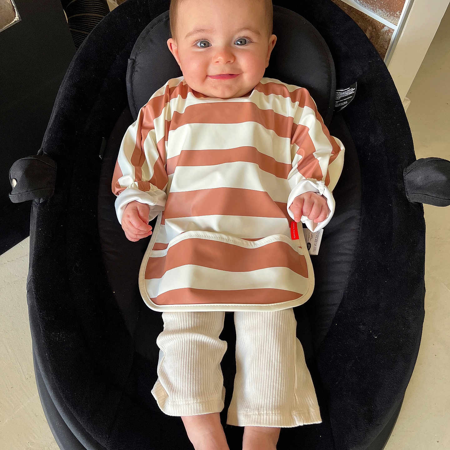 Alba a rejoint le concours — aidez-le/la à gagner de superbes lots ! baby, bib, brick_wall, casual, child, comfort, cushion, face, feet, footwear_free, happy, head, indoor, infant, pants, person, seat, skin, smile, striped_clothing