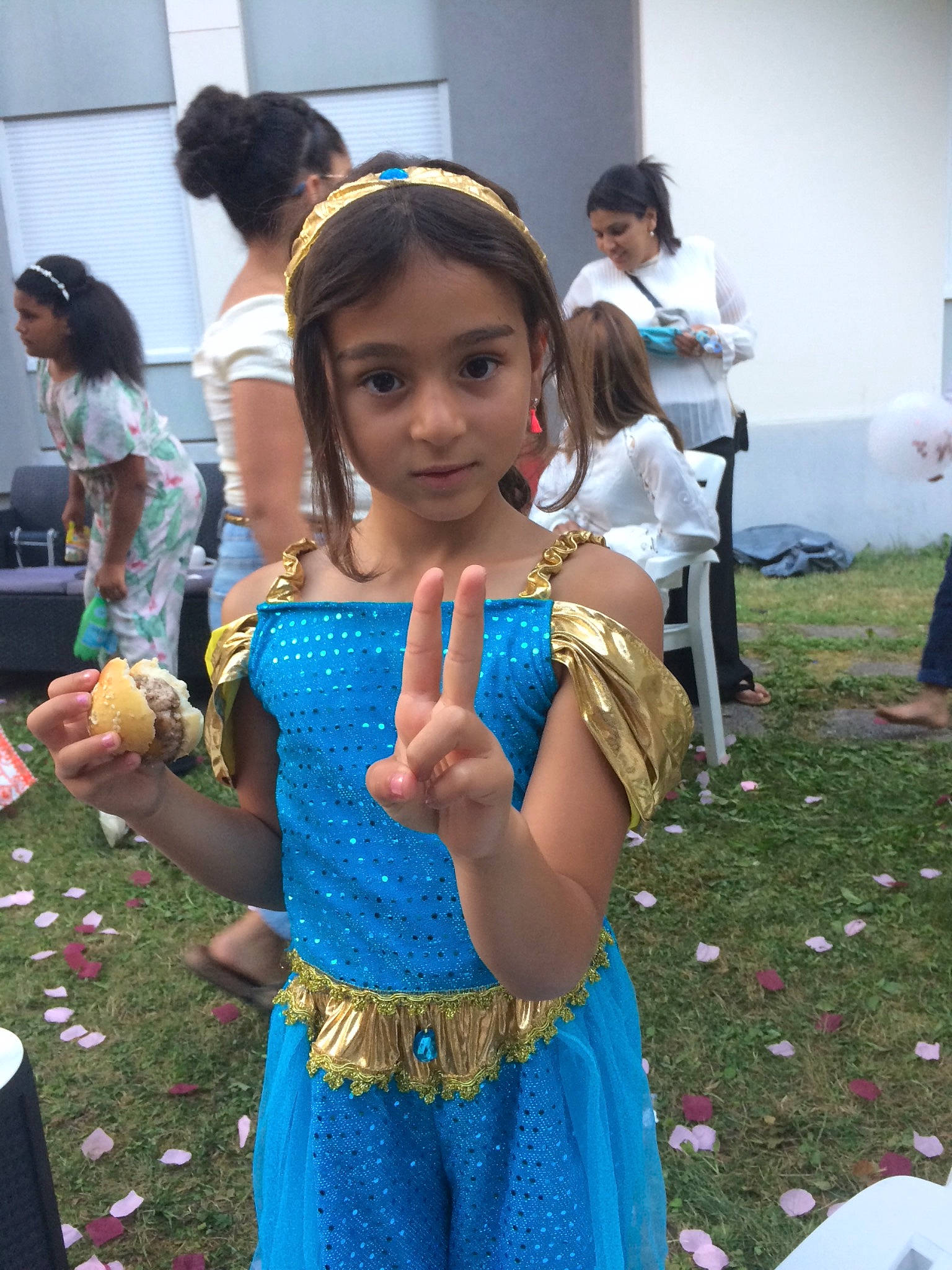 Assia participe au concours pour gagner de l'argent avec cette photo : child, hair, hair_accessory, hair_tie, hairstyle, head, headband, headpiece, human_body, person