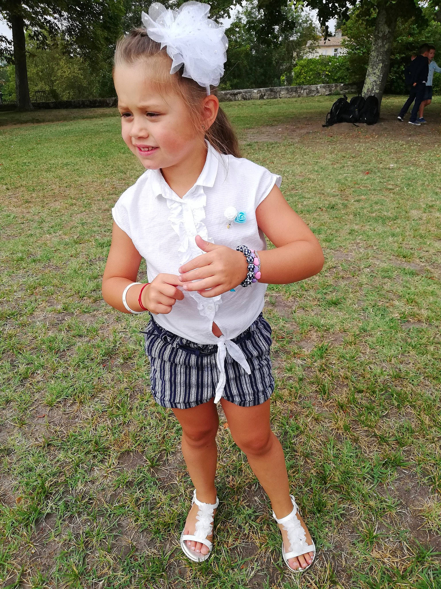 Evy participe au concours pour gagner de l'argent avec cette photo : baby, baby_toddler_clothing, child, fun, grass, hair, happy, headband, headpiece, lawn, pattern, people_in_nature, person, pink, plant, shorts, sleeve, smile, summer, toddler