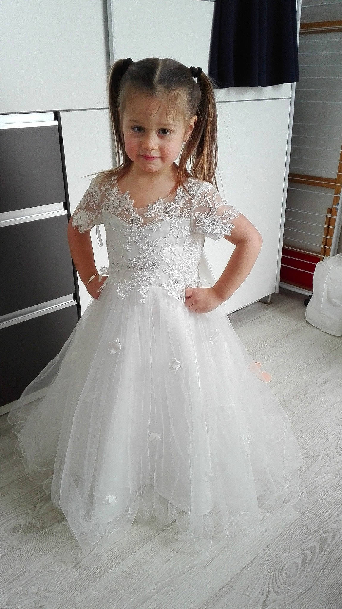 Evy a rejoint le concours — aidez-le/la à gagner de superbes lots ! arm, bridal_clothing, bridal_party_dress, dress, eye, face, facial_expression, flash_photography, hair, hairstyle, hand, happy, head, human_body, one_piece_garment, person, shoulder, skin, waist, wedding_dress