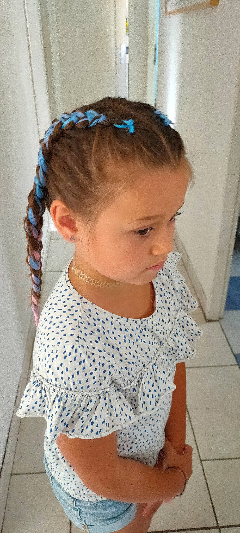 Evy a rejoint le concours — aidez-le/la à gagner de superbes lots ! baby_toddler_clothing, brown_hair, cheek, child, ear, electric_blue, eyelash, eyewear, fashion_accessory, hair_tie, hairstyle, headband, jewellery, neck, outerwear, pattern, person, pigtail, sleeve, toddler