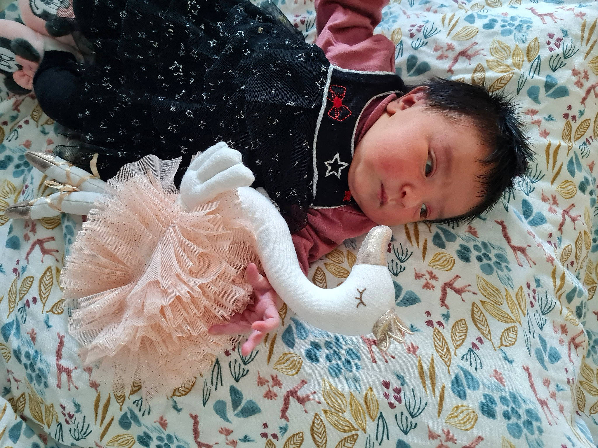 Kahina participe au concours pour gagner de l'argent avec cette photo : baby, baby_products, baby_toddler_clothing, child, comfort, embellishment, fashion_accessory, fun, hair_accessory, happy, headband, headpiece, linens, pattern, peach, person, personal_protective_equipment, pink, product, textile