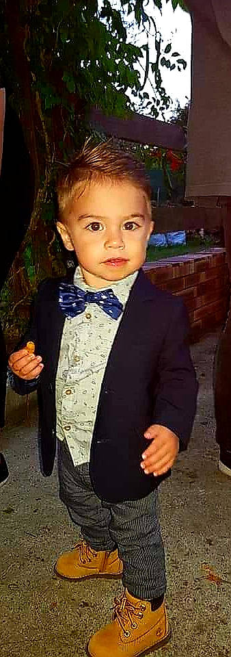 Thiago a rejoint le concours — aidez-le/la à gagner de superbes lots ! blazer, bow_tie, child, child_model, fashion_accessory, formal_wear, jacket, outerwear, person, suit, tie, toddler, tuxedo