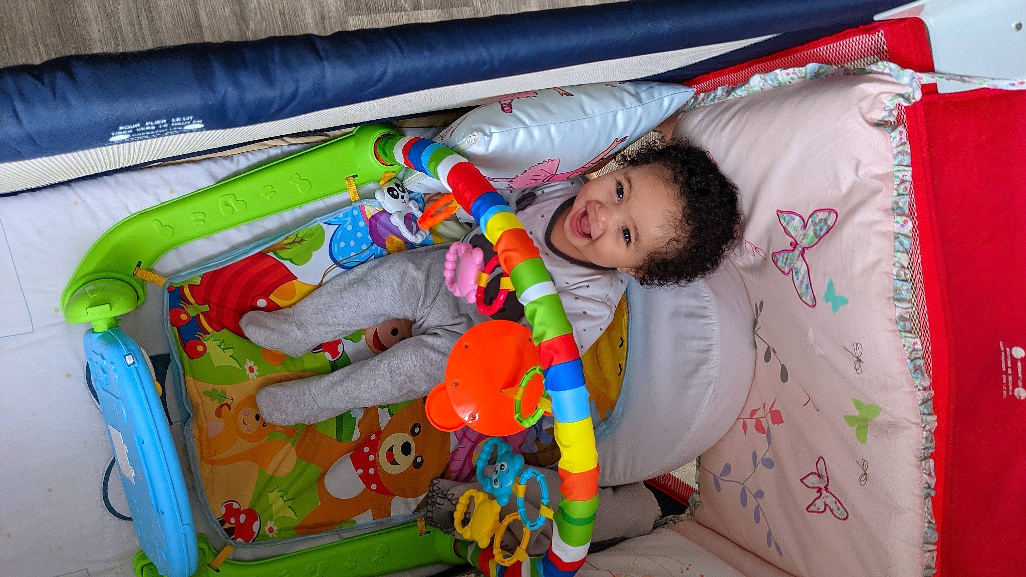 Aylee participe au concours pour gagner de l'argent avec cette photo : baby, baby_products, baby_toddler_clothing, baby_toys, child, comfort, couch, event, fun, happy, infant_bed, leisure, linens, person, play, room, smile, stuffed_toy, textile, toddler