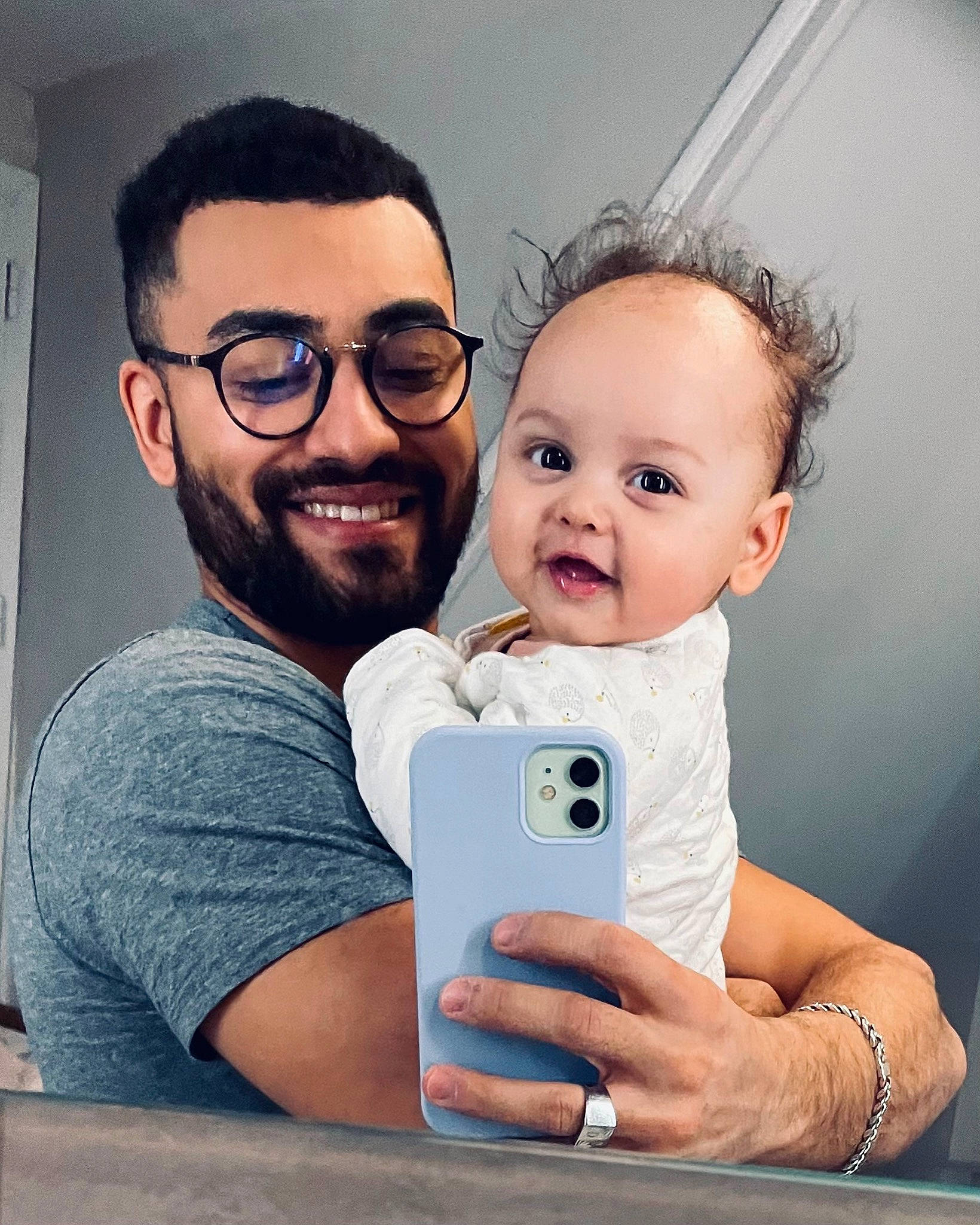 Tessa participe au concours pour gagner de l'argent avec cette photo : baby, beard, cheek, chin, eyelash, eyewear, face, finger, gesture, glasses, happy, head, iris, joy, muscle, person, photograph, product, shoulder, skin