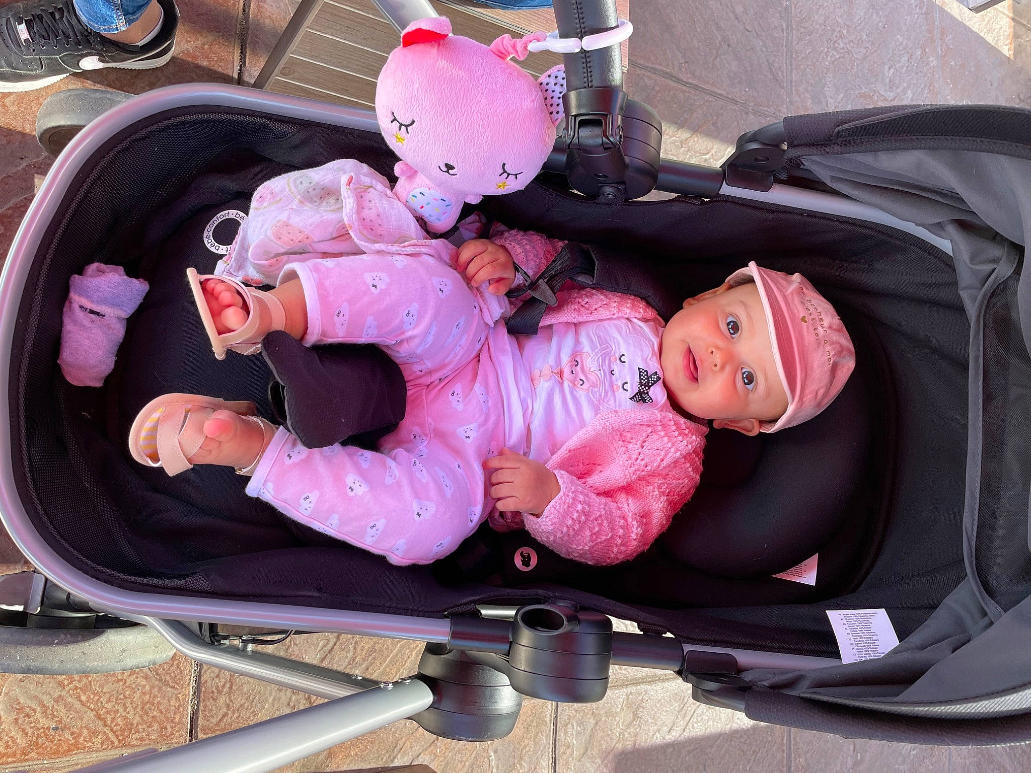 Tessa a rejoint le concours — aidez-le/la à gagner de superbes lots ! auto_part, baby, baby_carriage, baby_products, baby_toddler_clothing, carmine, child, comfort, fun, headwear, lap, mammal, mechanical_fan, motor_vehicle, person, pink, recreation, smile, tire, toddler