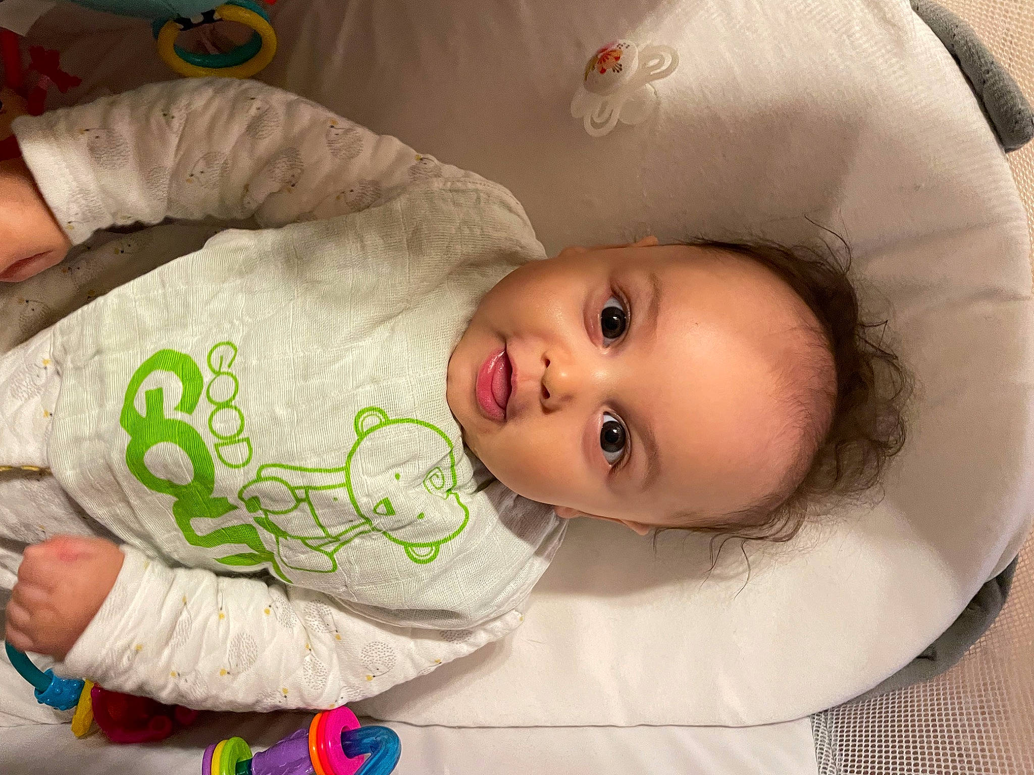 Tessa a rejoint le concours — aidez-le/la à gagner de superbes lots ! baby, baby_products, baby_safety, baby_toddler_clothing, cheek, child, comfort, eyelash, happy, iris, linens, mouth, nose, person, room, skin, sleeve, t_shirt, toddler