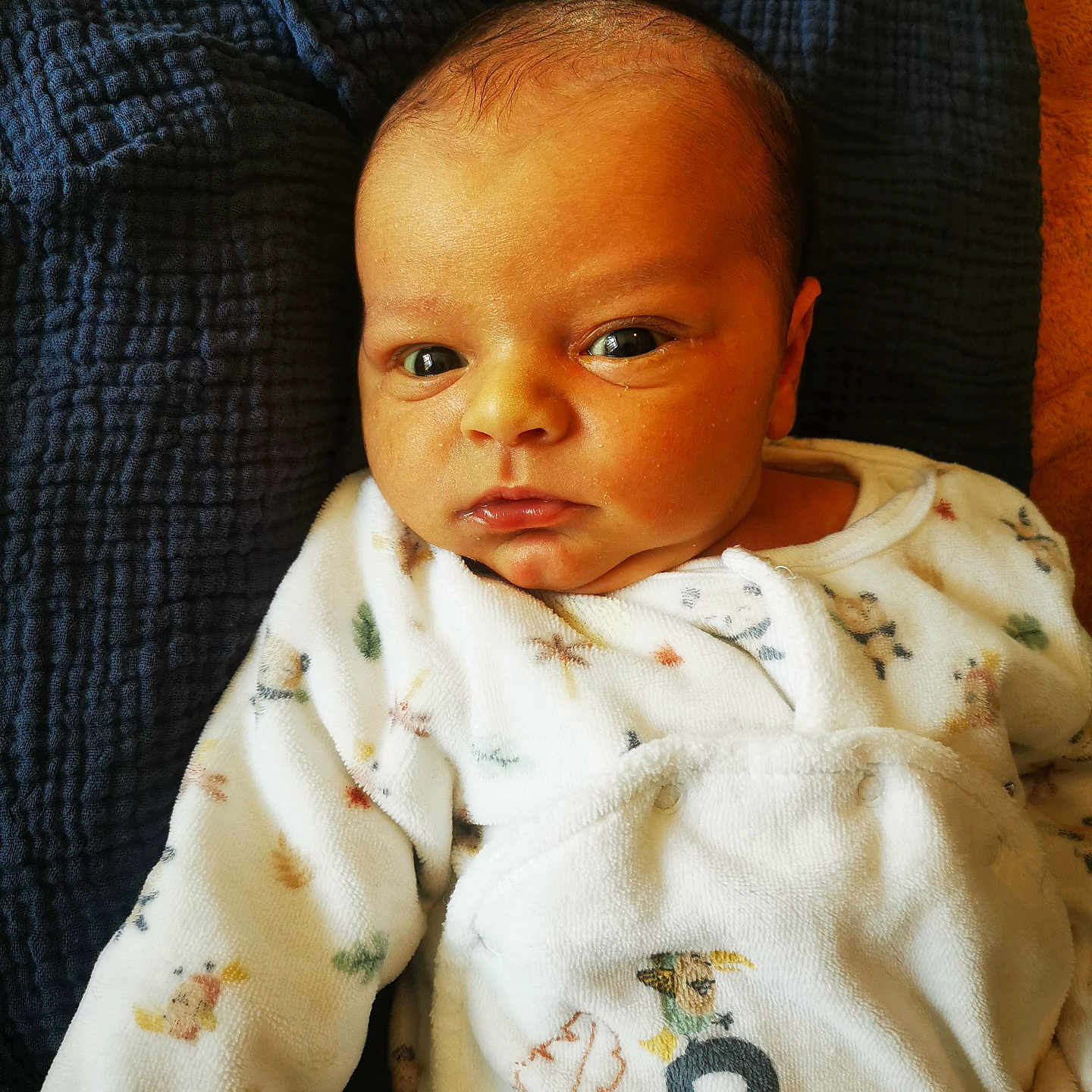 Oïan a rejoint le concours — aidez-le/la à gagner de superbes lots ! baby, blanket, bodypart, car, clothing, couch, cushion, face, finger, furniture, hand, hat, head, homedecor, knitwear, newborn, person, photography, portrait, sweater