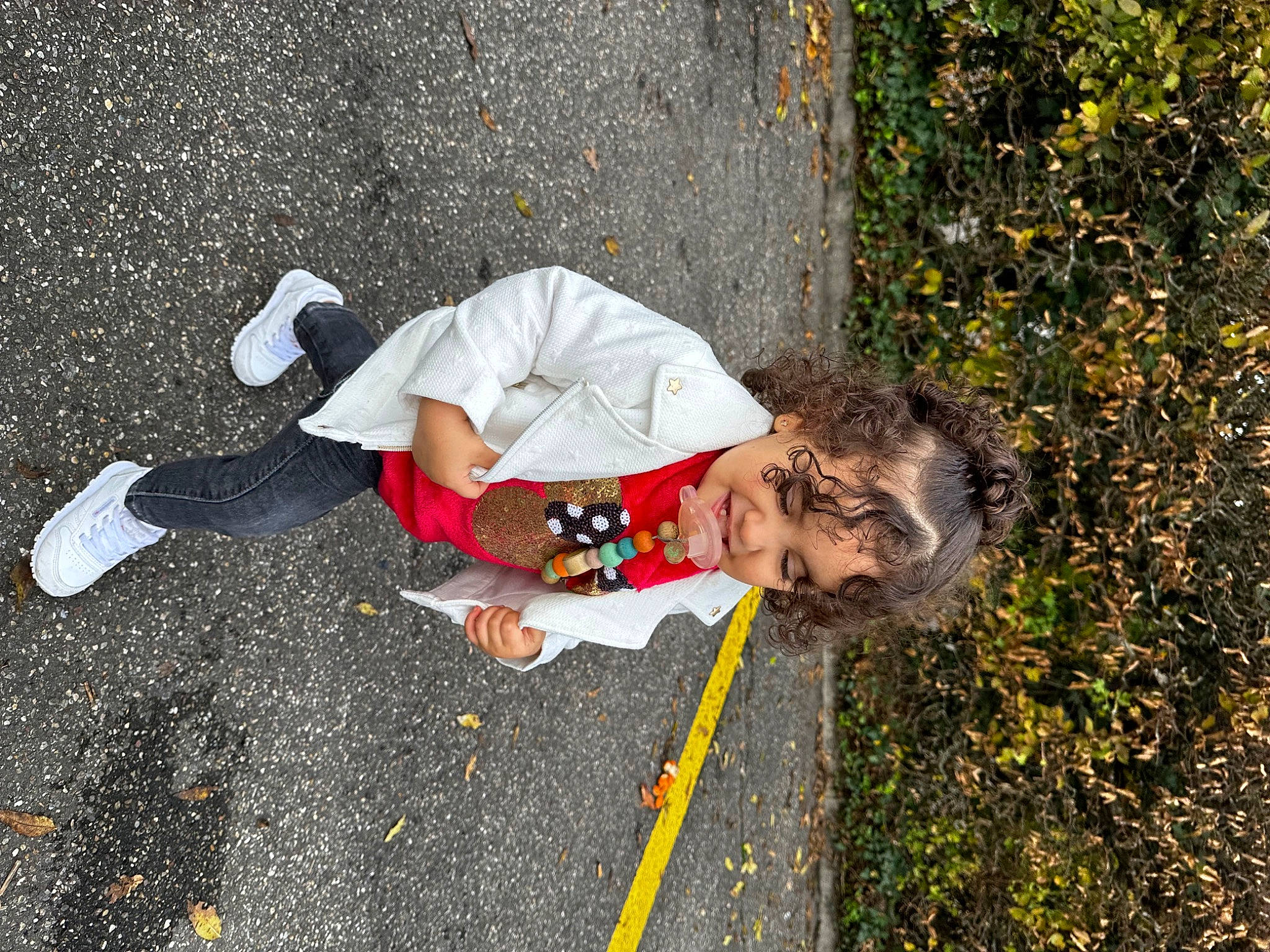 Mía a rejoint le concours — aidez-le/la à gagner de superbes lots ! asphalt, child, city, concrete, fun, grass, leaf, leisure, pedestrian, people_in_nature, person, plant, public_space, road, road_surface, shadow, sidewalk, soil, street, tar