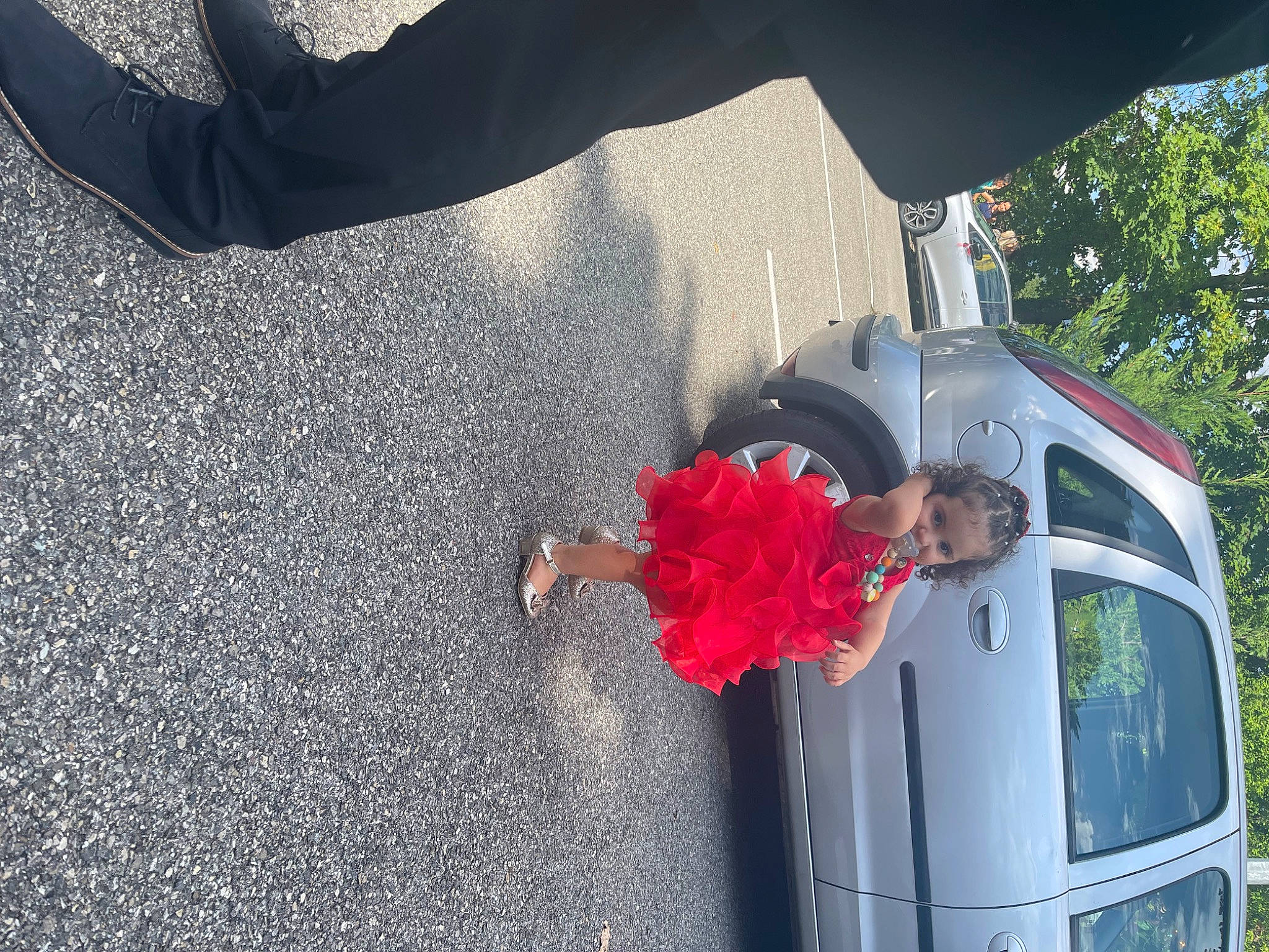 Mía participe au concours pour gagner de l'argent avec cette photo : asphalt, automotive_design, automotive_exterior, automotive_lighting, automotive_tail_brake_light, automotive_tire, bumper, car, fender, flower, land_vehicle, motor_vehicle, person, plant, road_surface, tire, tree, vehicle, vehicle_door, wheel