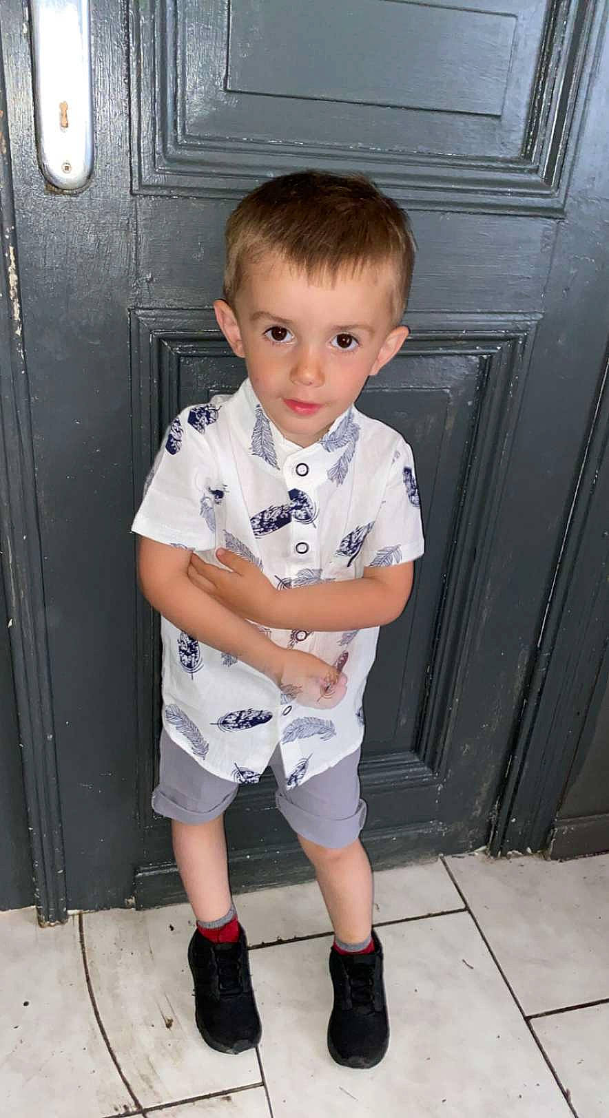 Djulyan participe au concours pour gagner de l'argent avec cette photo : baby_toddler_clothing, black, clothing, flooring, gas, hairstyle, joint, knee, leg, neck, people, person, shoe, shorts, shoulder, sleeve, sock, standing, t_shirt, thigh