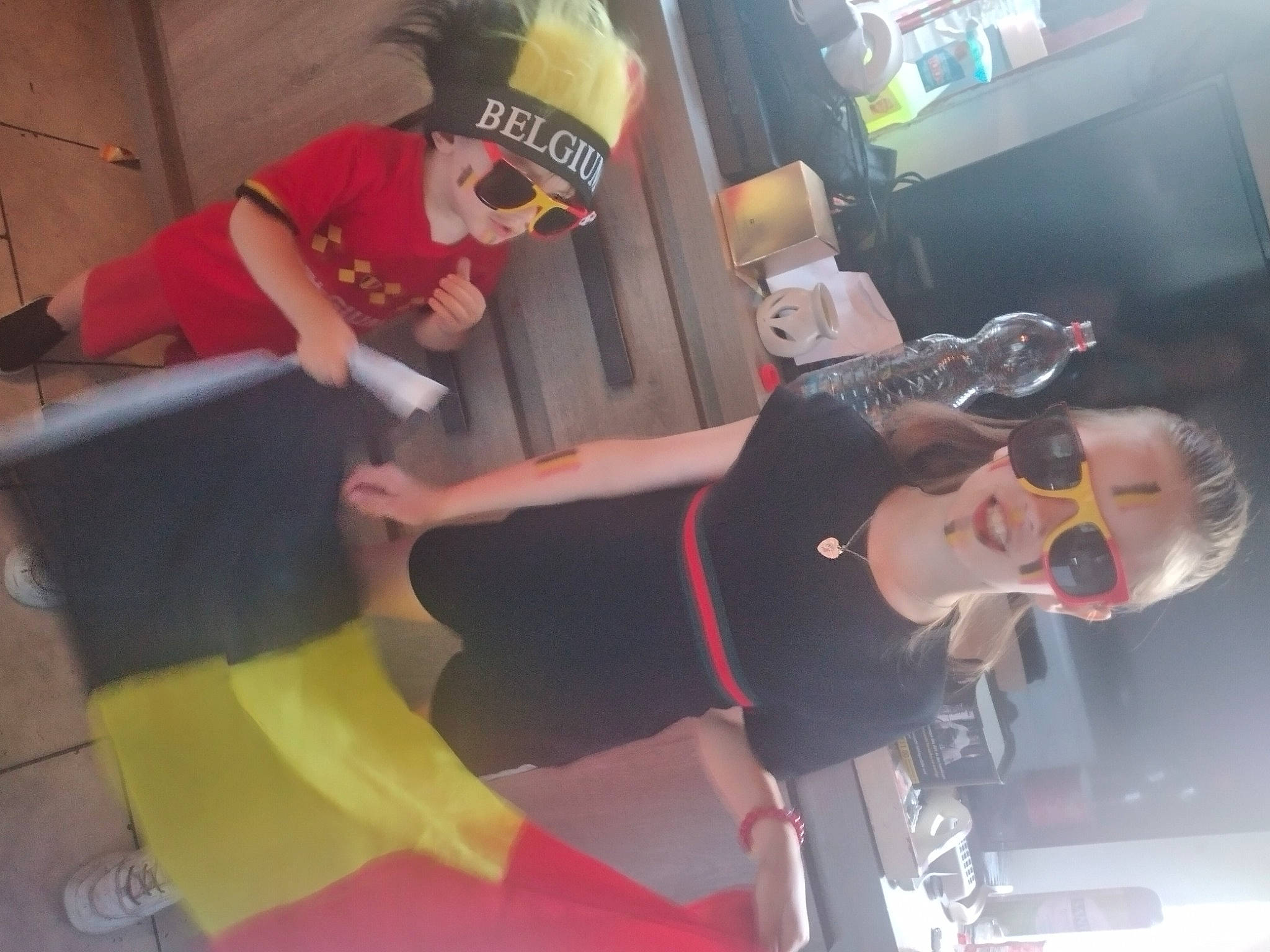 Maelle participe au concours pour gagner de l'argent avec cette photo : automotive_design, baseball_cap, cap, child, event, eyewear, finger, fun, hat, human_leg, leisure, mouth, person, personal_protective_equipment, room, shorts, sportswear, sunglasses, t_shirt, thigh