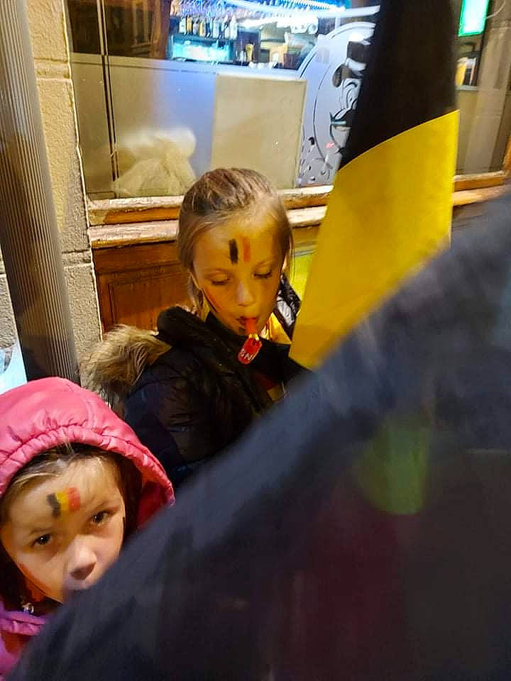 Maelle participe au concours pour gagner de l'argent avec cette photo : cap, child, event, flag, flooring, fun, happy, leisure, passenger, person, public_transport, room, snapshot, toddler, transport, travel, tree
