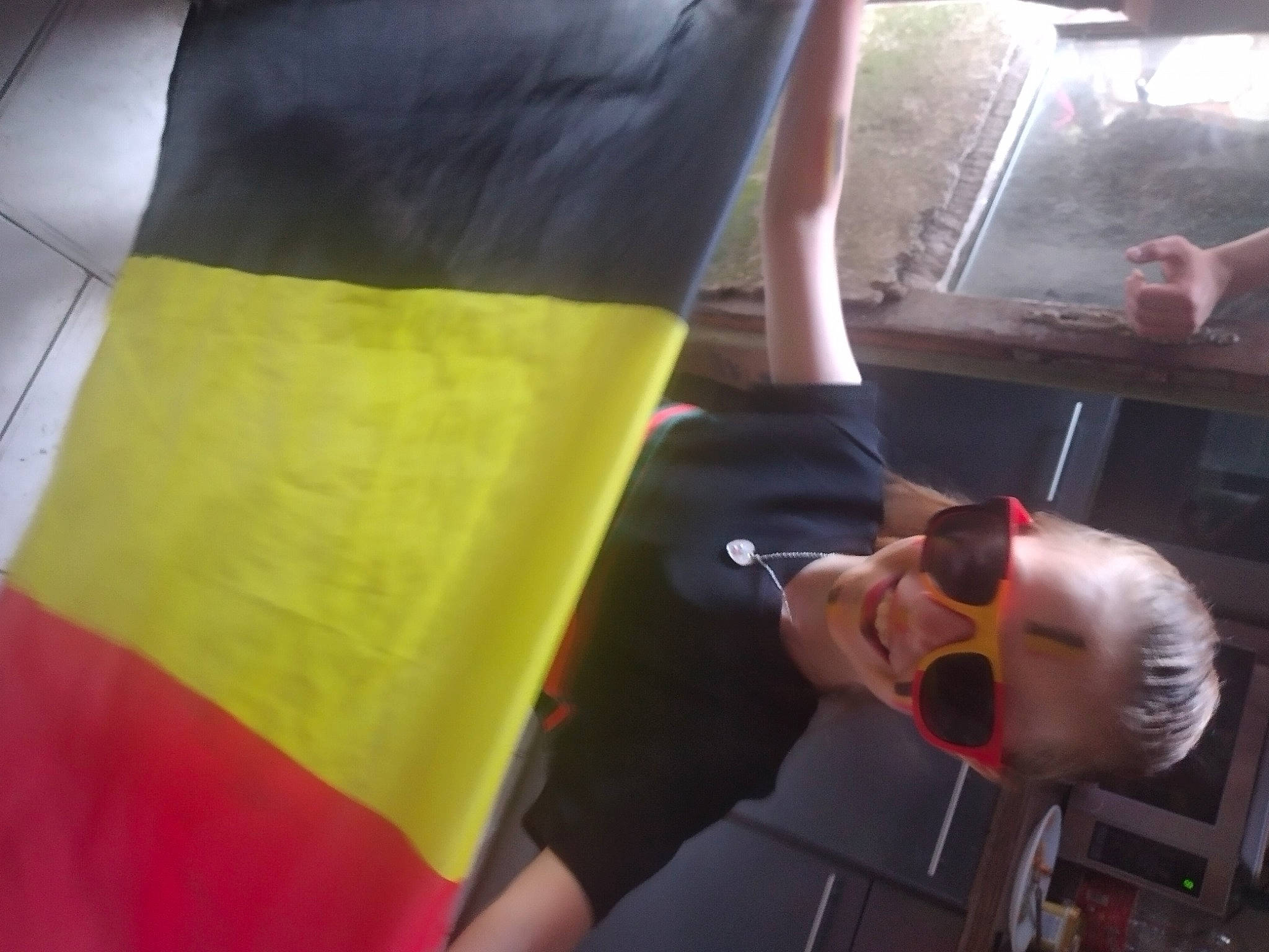 Maelle participe au concours pour gagner de l'argent avec cette photo : child, design, event, eyewear, finger, flag, fun, gesture, goggles, hand, human_leg, joy, leisure, person, product, recreation, room, selfie, sunglasses, t_shirt