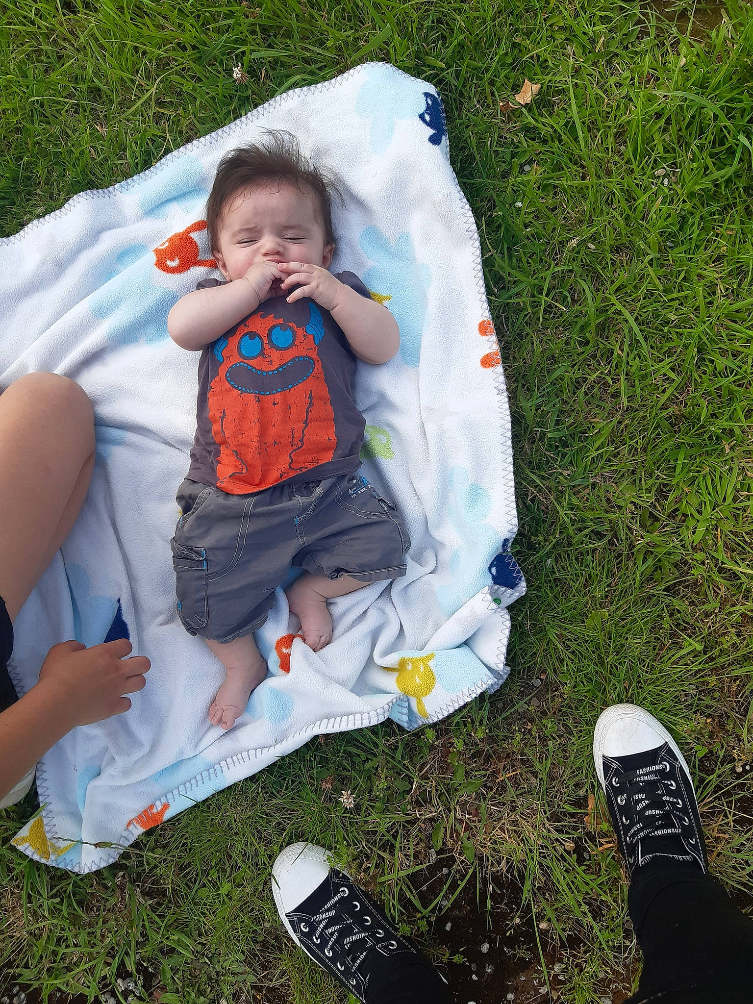 Djulyan participe au concours pour gagner de l&#x27;argent avec cette photo : child, fun, grass, grass_family, lawn, leaf, leg, leisure, person, plant, play, sitting, summer, toddler, vacation