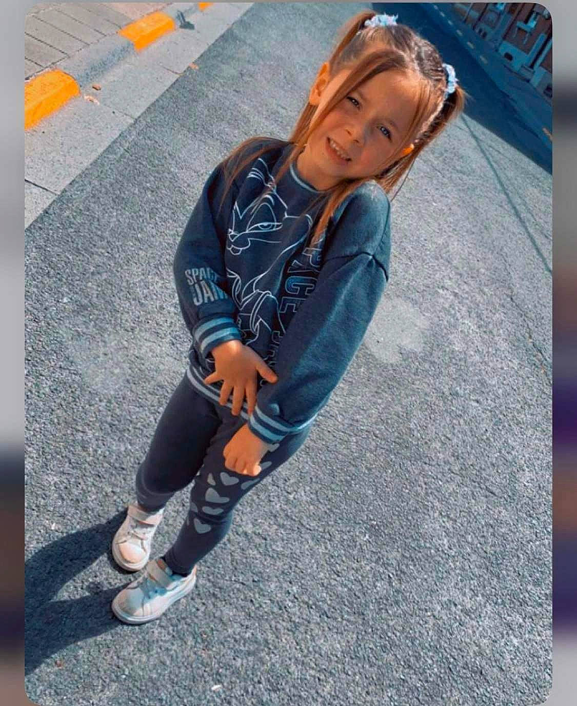 Adelya a rejoint le concours — aidez-le/la à gagner de superbes lots ! asphalt, denim, electric_blue, eyewear, human_leg, jacket, joy, leg, leisure, long_hair, person, recreation, road, road_surface, sidewalk, sleeve, sneakers, sportswear, street_fashion, t_shirt