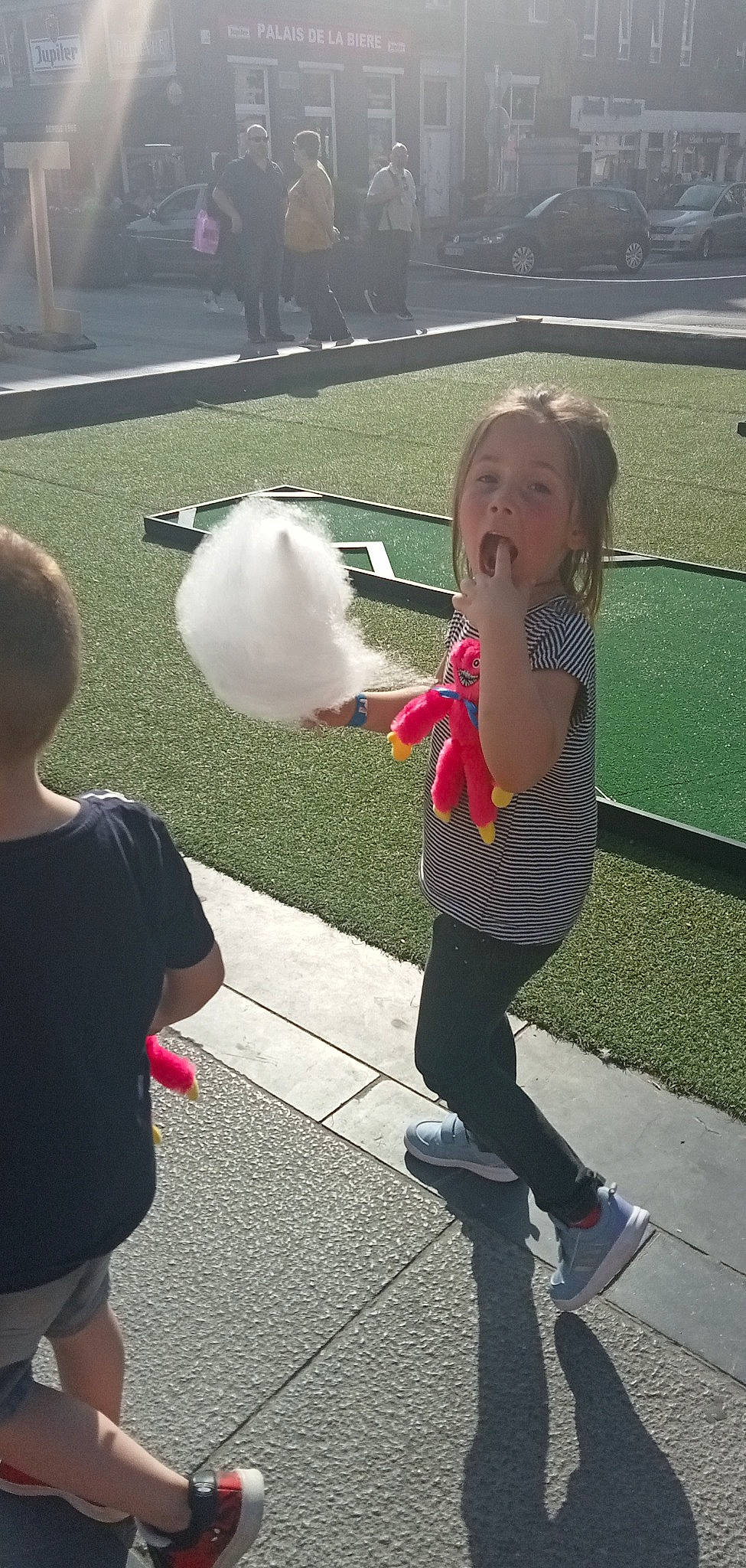 Adelya participe au concours pour gagner de l'argent avec cette photo : beauty, cool, fun, gesture, grass, green, hairstyle, happy, human_leg, joint, leisure, person, photograph, shoe, snapshot, standing, summer, t_shirt, toddler, toy