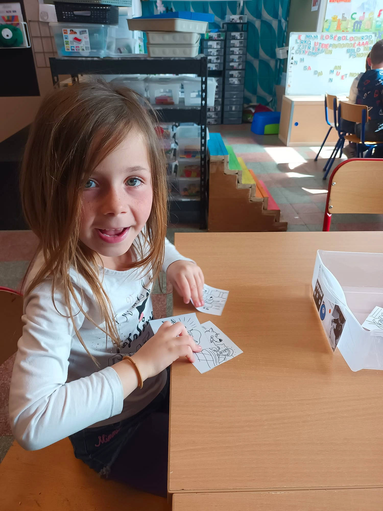 Adelya a rejoint le concours — aidez-le/la à gagner de superbes lots ! bookcase, chair, child, desk, electronic_device, event, flooring, fun, human, mammal, office_supplies, person, room, shelf, smile, standing, t_shirt, table, toddler, wood