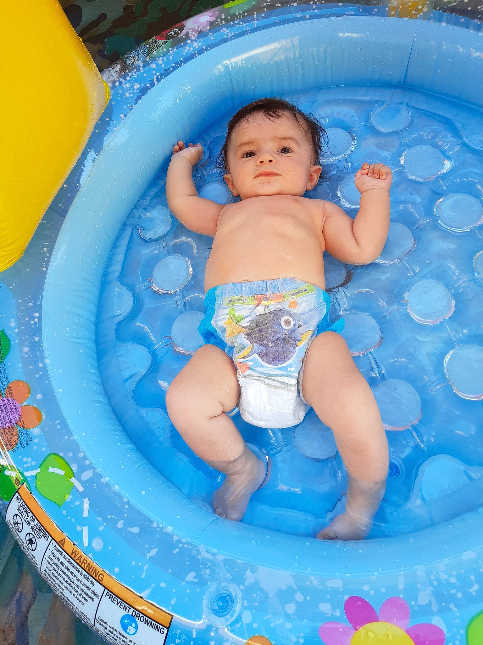 Djulyan participe au concours pour gagner de l'argent avec cette photo : baby, baby_bathing, baby_products, bathing, child, fun, headwear, inflatable, leisure, person, product, recreation, toddler