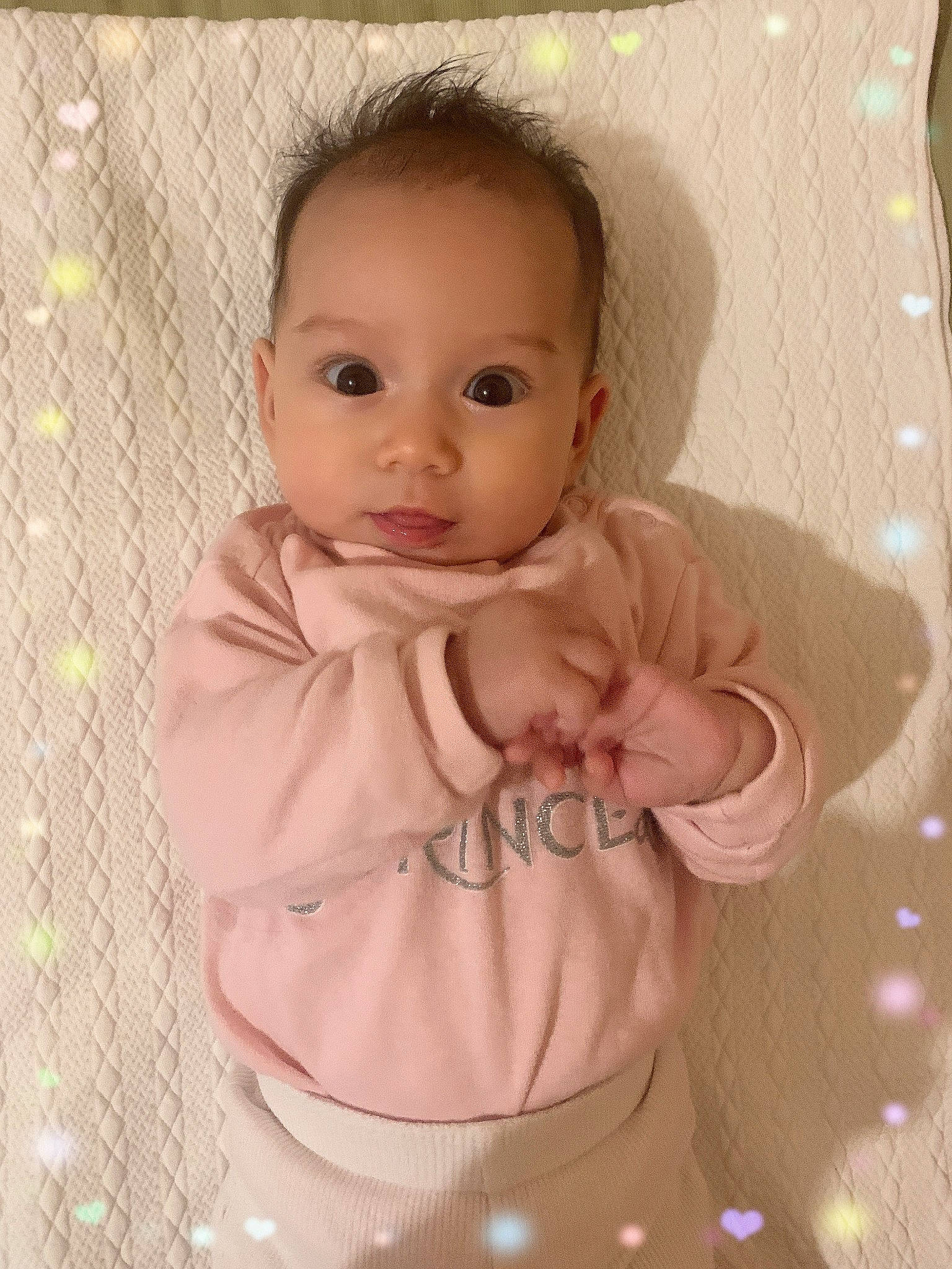 Rose a rejoint le concours — aidez-le/la à gagner de superbes lots ! baby, baby_products, baby_safety, baby_toddler_clothing, baby_toys, cheek, child, eye, eyelash, happy, iris, linens, lip, pattern, peach, person, pink, room, skin, sleeve