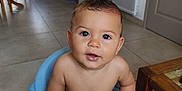 Ishak participe au concours pour gagner de l'argent avec cette photo : baby, blue, bracelet, child, colorful, curly_hair, diaper, eyes, face, floor, furniture, hands, home, indoor, playful, skin, smiling, table, toy_piano, walker