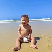 Ishak participe au concours pour gagner de l'argent avec cette photo : baby, barefoot, beach, child, cute, diaper, happy, ocean, outdoor, playful, sand, sitting, sky, smile, summer, sunny, toy, vacation, water, waves