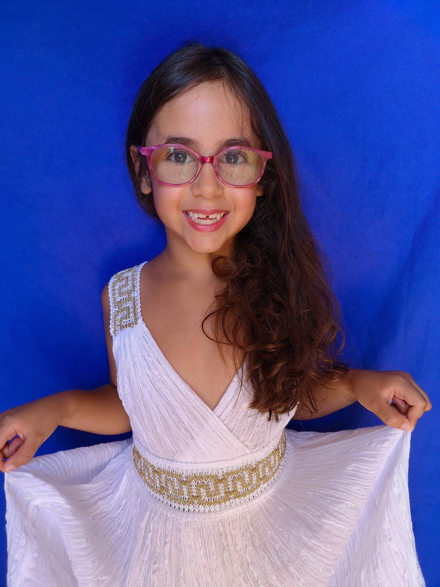 Clara participe au concours pour gagner de l'argent avec cette photo : arm, blue, fashion_design, flash_photography, gesture, glasses, hair, happy, human_body, iris, joint, joy, muscle, neck, person, shoulder, skin, sleeve, smile, textile