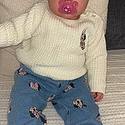 Layana a rejoint le concours — aidez-le/la à gagner de superbes lots ! baby, infant, child, pacifier, pink_bow, headband, white_sweater, knit_sweater, jeans, minnie_mouse, sneakers, blanket, pillow, couch, sitting, wide_eyes, surprised, cute, pink, indoor