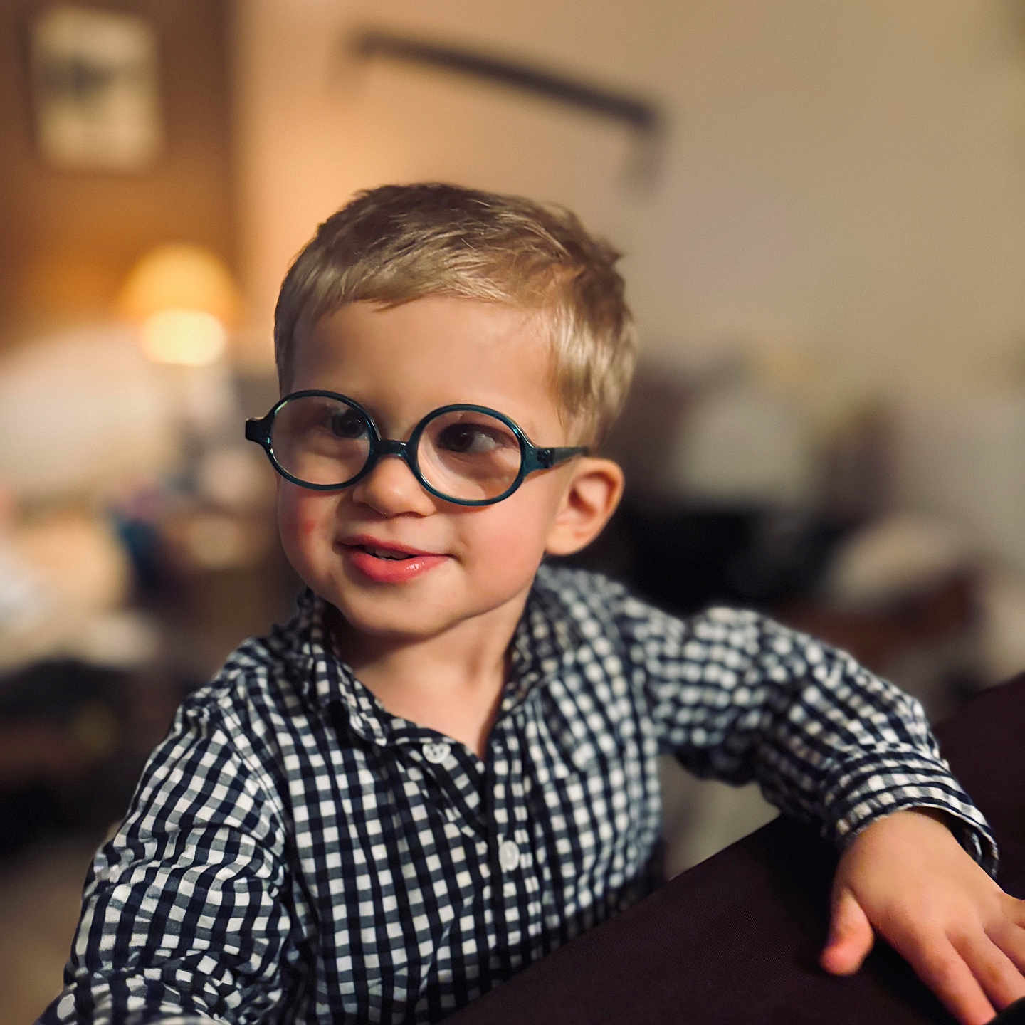 Tyam participe au concours pour gagner de l'argent avec cette photo : accessories, bodypart, boy, child, clothing, face, finger, formalwear, glasses, hand, handrail, happy, head, male, person, photography, portrait, shirt, sitting, smile